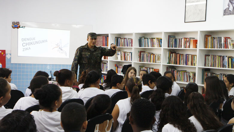 Alunos da Escola Municipal Maria Nazareth Veronese interagem com soldados do DCTA