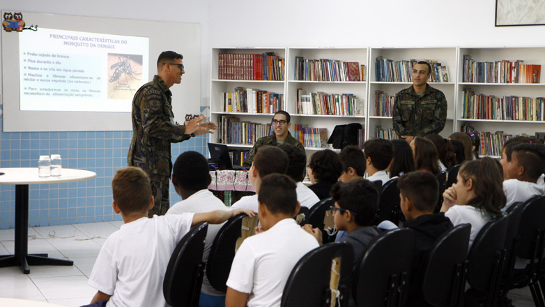 Alunos da Escola Municipal Maria Nazareth Veronese interagem com soldados do DCTA
