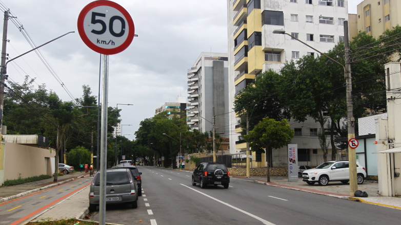 Avenida 9 de Julho com placas de sinalização de trânsito