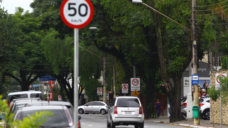 Avenida 9 de Julho com placas de sinalização de trânsito