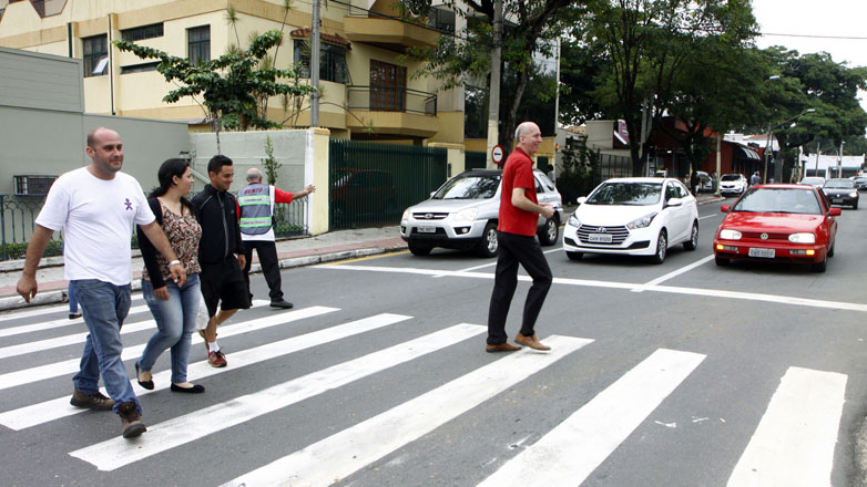 Idosos orientam pedestres e motoristas na Avenida 9 de Julho