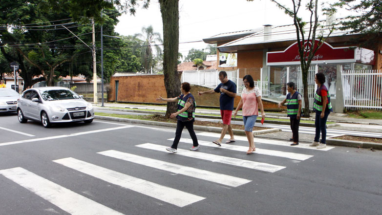 Idosos auxiliam pedestres durante travessia na Avenida 9 de Julho