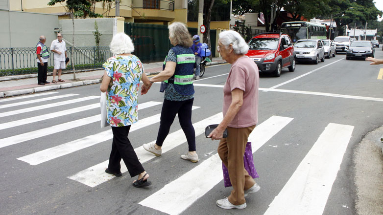 Idosos auxiliam pedestres durante travessia na Avenida 9 de Julho