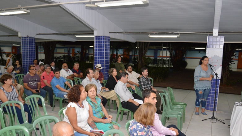 Participantes durante audiência no Jardim das Indústrias