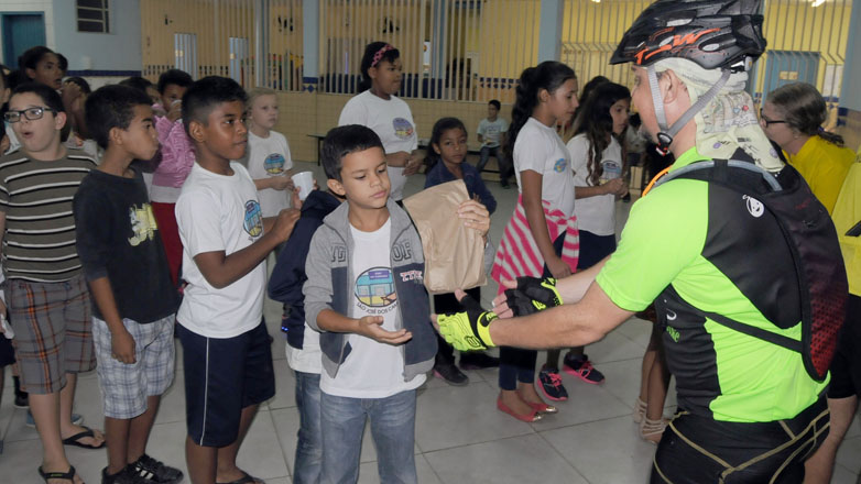 Confraternização na Escola Municipal de Ensino Fundamental do Rio Comprido