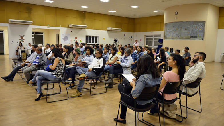 Moradores participam de audiência pública na Casa do Idoso Leste
