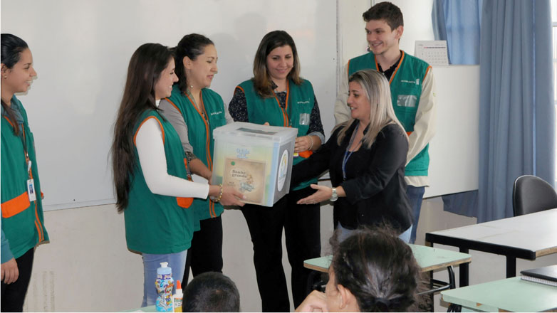 Alunos de escola municipal recebem doação de livros da Monsanto
