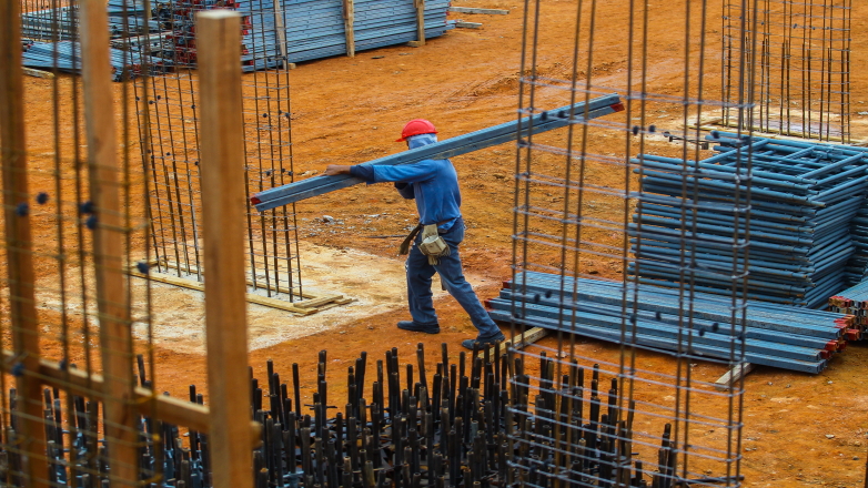 Trabalhadores executam obras no campus de São José dos Campos da Universidade Anhembi Morumbi