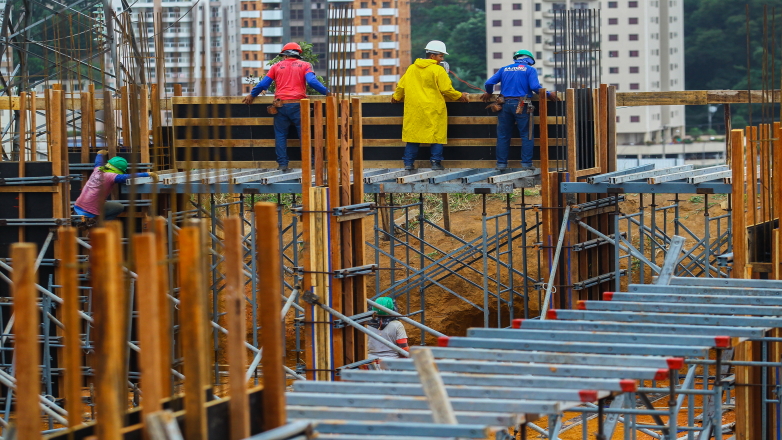 Trabalhadores executam obras no campus de São José dos Campos da Universidade Anhembi Morumbi