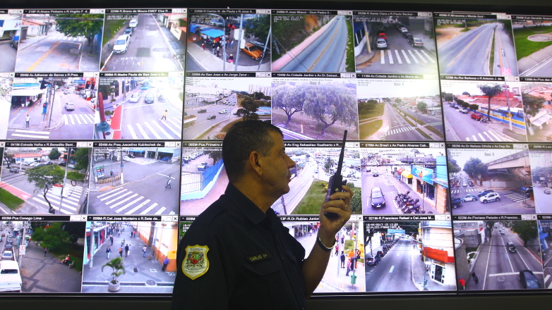 Agentes fazem monitoramento por câmeras no COI