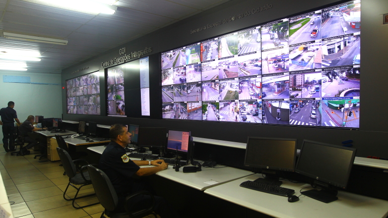 Agentes fazem monitoramento por câmeras no COI
