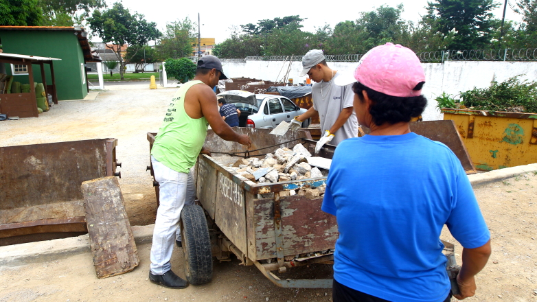 Um dos 12 locais de entrega voluntária na cidade, o ponto de recolhimento do Jardim Maracanã vem sendo usado pelos moradores