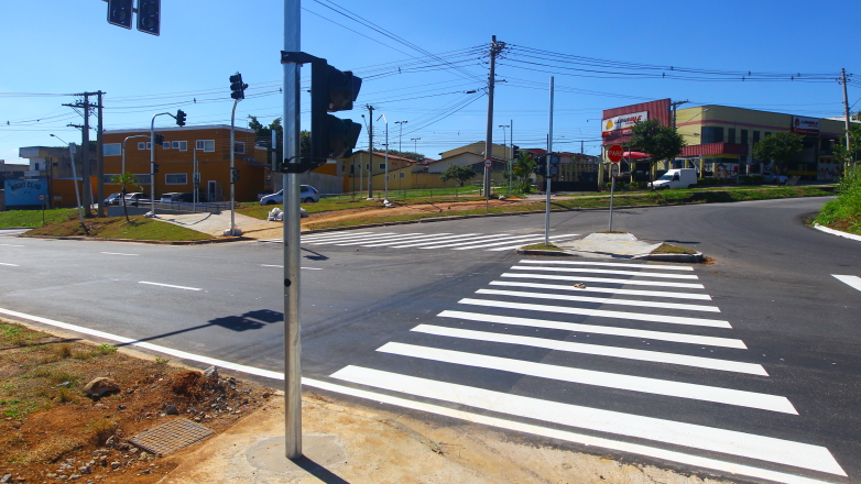 Equipes realizam serviços na rotatória da estrada velha Rio-São Paulo com a estrada imperador.
