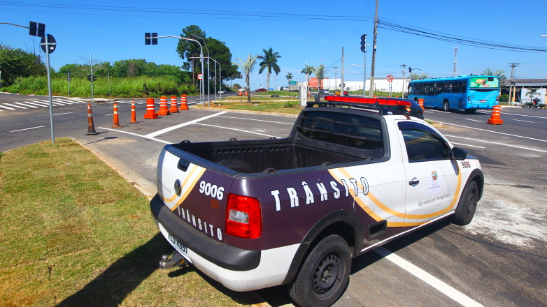 Equipes realizam serviços na rotatória da estrada velha Rio-São Paulo com a estrada imperador.