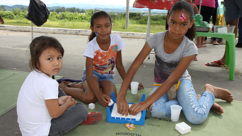 Crianças participam de atividades de rua de lazer na Rua Messias Palmeira, Jardim Brasília