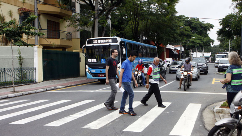 Pessoa atravessa na faixa branca na região central de São José
