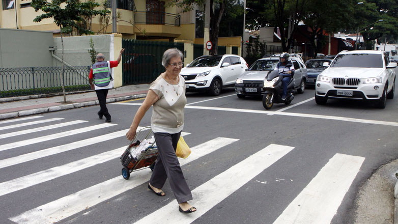 Pessoa atravessa na faixa branca na região central de São José
