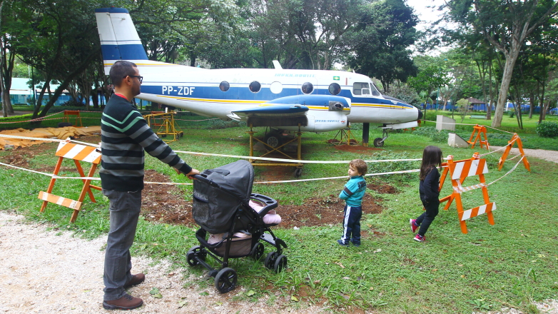 Protótipo do Bandeirante sendo removido do Parque Santos Dumont