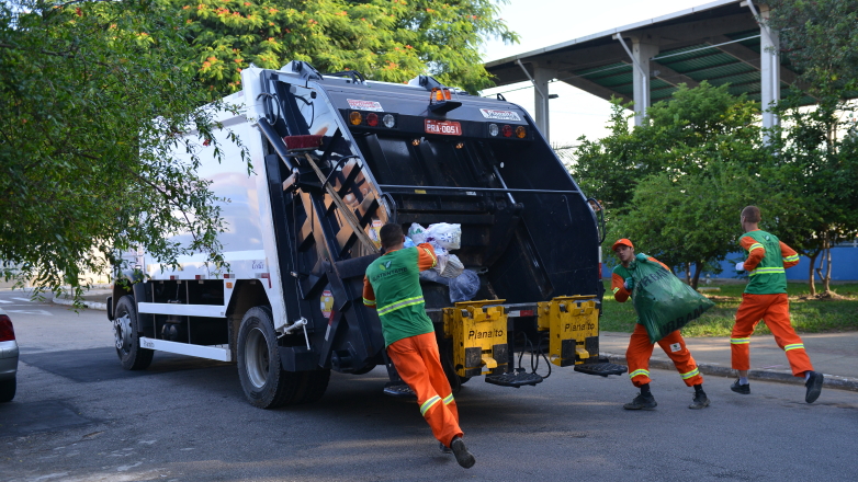 Coletores acompanham caminhão da coleta e recolhem resíduos
