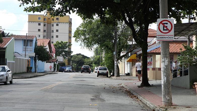 Carros transitam perto de lombada na Avenida João Rodolfo Castelli