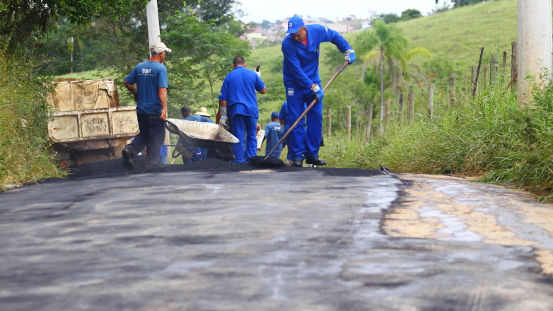 Equipe trabalha na recuperação da estrada do Chácaras Havaí