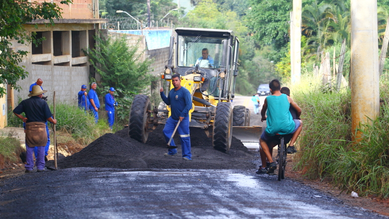 Equipe da Prefeitura aplica fresa de asfalto na estrada do bairro Chácaras Havaí