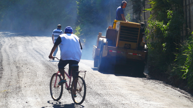 Equipe da Prefeitura aplica fresa de asfalto na estrada do bairro Chácaras Havaí