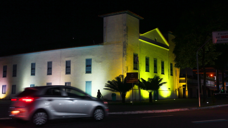 Prédio da Câmara Municipal iluminado de amarelo visto do alto