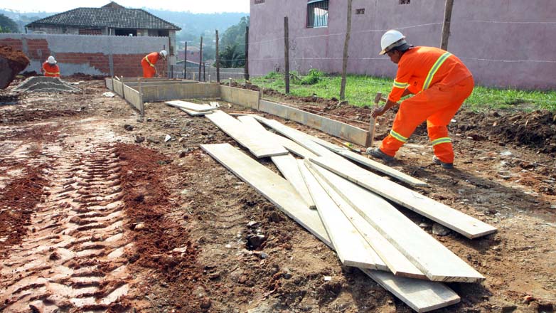 Trabalhadores executam obras de drenagem