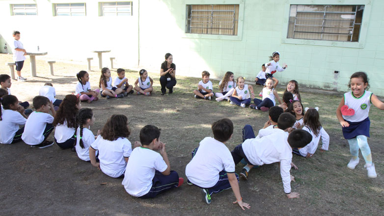 Alunos do Instituto Materno-Infantil Eliana de Oliveira dos Santos Cruz, no Residencial Righi, participam de atividades lúdicas
