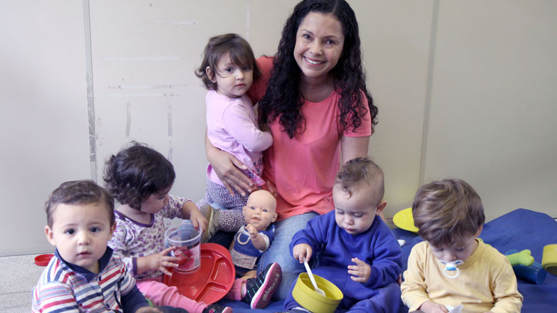 Alunos do Instituto Materno-Infantil Eliana de Oliveira dos Santos Cruz, no Residencial Righi, participam de atividades lúdicas