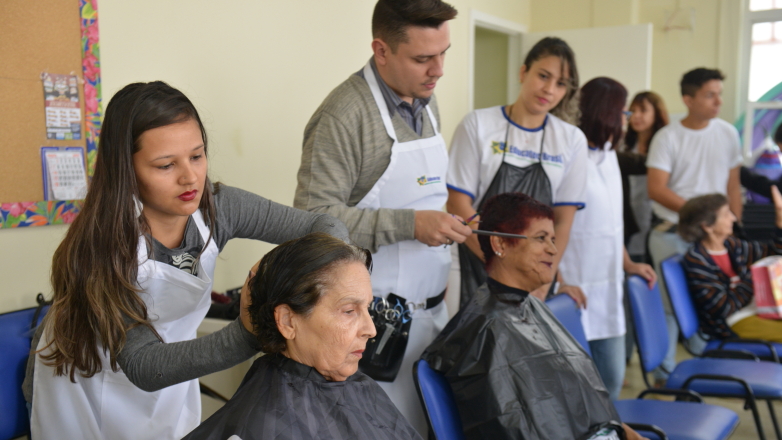 Idosas da Casa Centro recebem tratamento de corte de cabelo