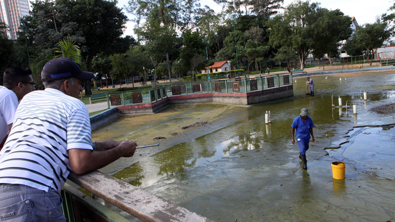Funcionários fazem limpeza do lago principal do Parque Santos Dumont
