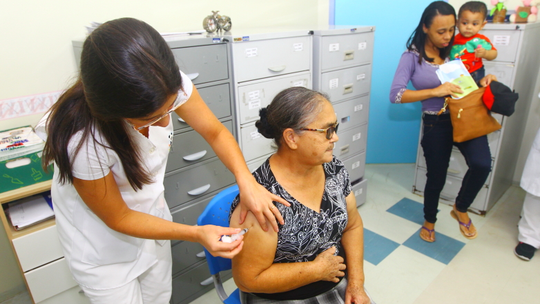 Homem é vacinado no Pavilhão Gaivotas, em São José