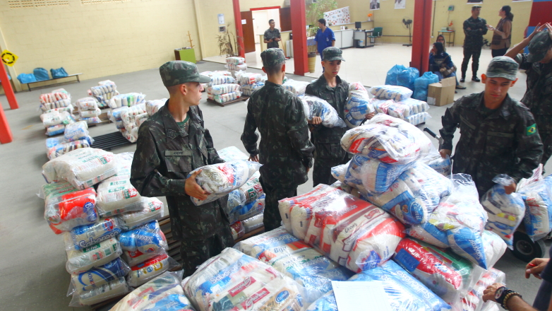 Entrega da doação de arroz no centro de distribuição do Fundo Social