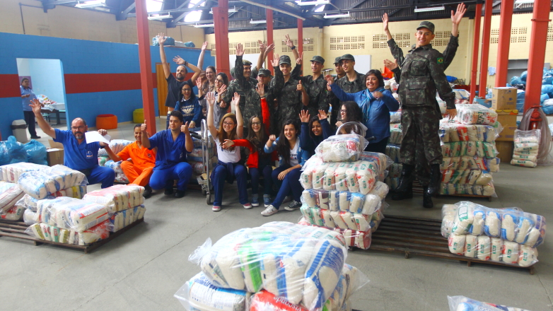 Entrega da doação de arroz no centro de distribuição do Fundo Social