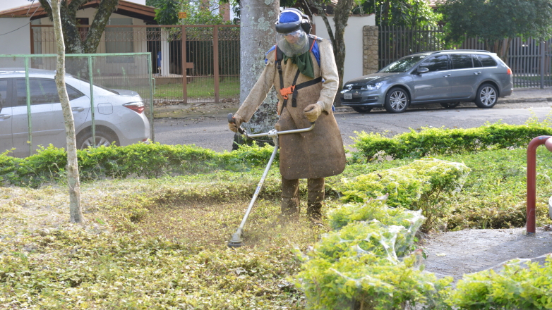 Trabalhadores fazem manutenção na Praça Sinésio Martins