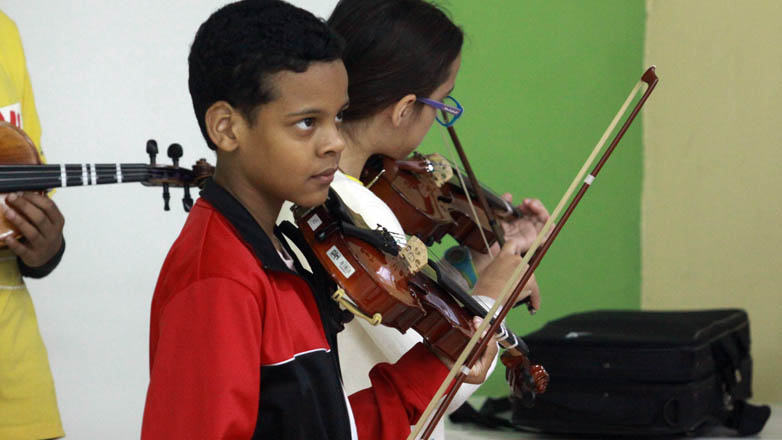 No Cras Centro, houve apresentações de violino e canto coral de crianças do Projeto Guri para as famílias atendidas pela unidade