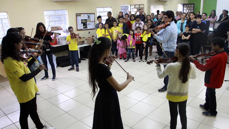 No Cras Centro, houve apresentações de violino e canto coral de crianças do Projeto Guri para as famílias atendidas pela unidade