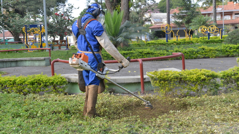 Trabalhadores fazem manutenção na Praça Sinésio Martins