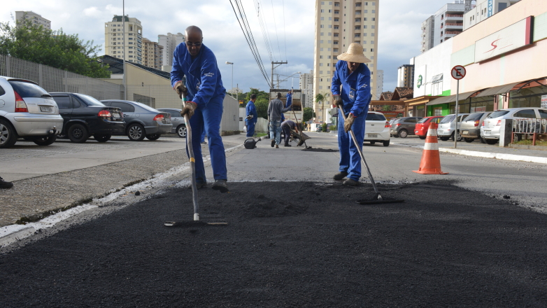 Trabalhadores fazem manutenção na Avenida Tertuliano Delfim Júnior