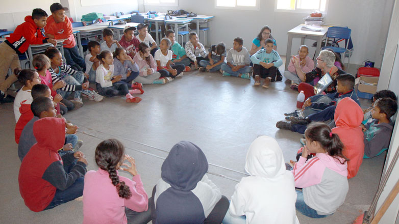 Alunos durante atividade na sala de aula da escola municipal Pinheirinho dos Palmares