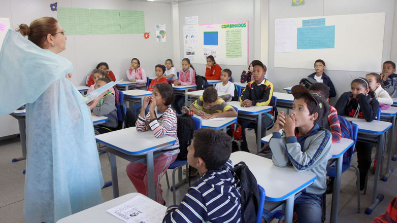 Alunos durante atividade na sala de aula da escola municipal Pinheirinho dos Palmares