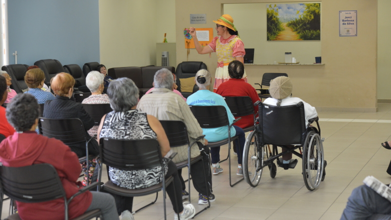 Ana Rita interage com os atendidos pelo Centro Dia e frequentadores da Casa do Idoso Sul