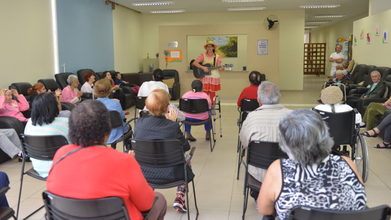 Ana Rita interage com os atendidos pelo Centro Dia e frequentadores da Casa do Idoso Sul