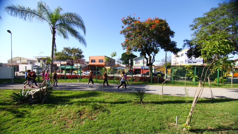 Os moradores estão utilizando o espaço para prática de atividade física, que tem pista de caminhada e academia ao ar livre