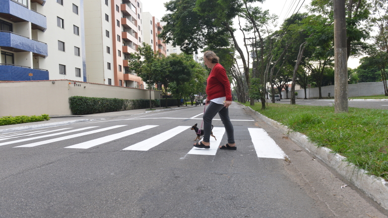 Pedestre atravessa a Avenida Cidade Jardim na faixa