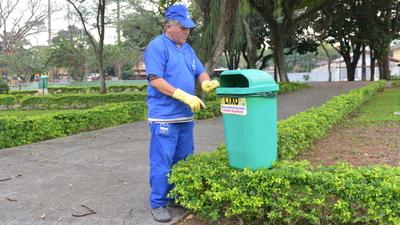 Prefeitura intensifica limpeza em lixeiras de praças e áreas verdes