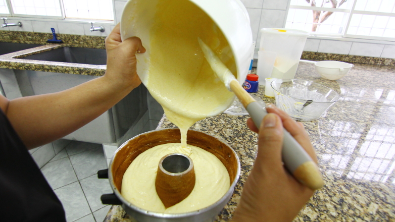 Curso de comidas típicas juninas oferecido na cozinha experimental da Padaria Artesanal, do Fundo Social de São José dos Campos