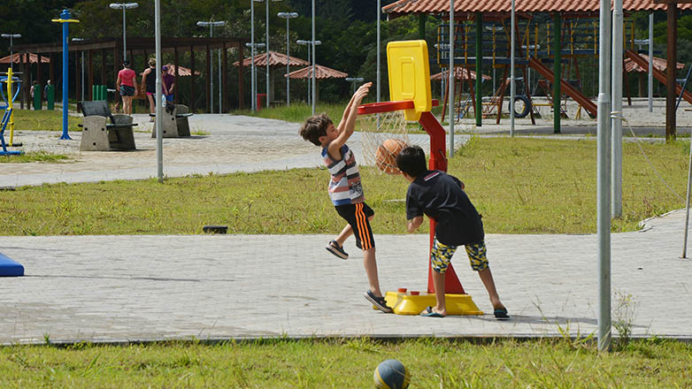 O Parque Ribeirão Vermelho ocupa uma área de 250 mil metros quadrados e dispõe de espaços para a prática de esporte e lazer